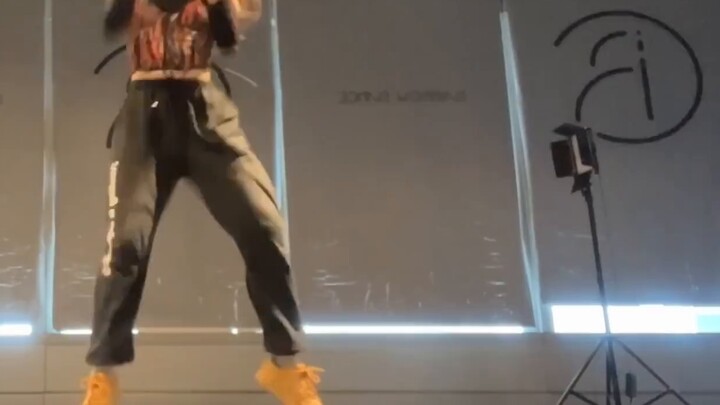 [Dong Dong] Shanghai Li Cailing? ITZY คัมแบ็คครั้งใหม่ "VOLTAGE" สปีดคัฟเวอร์มีบันไดแล้วฉันจะคัฟเวอร