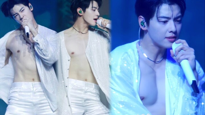 360°围观 Cha Eun-woo's button popping open at this moment...