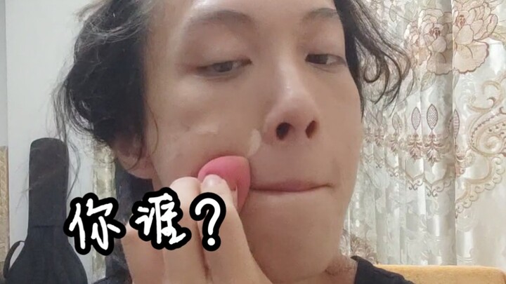 (Sau khi trang điểm xong) Mẹ: Con trai mẹ đâu rồi?