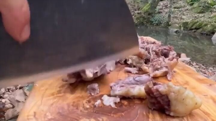 【Nhật ký nấu ăn trên núi】Bánh mì bò trong nồi đá 🥩