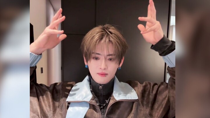 Bái phục luôn! Lực Viên livestream bóc nhanh EXO’s Crown chỉ trong 2 phút rưỡi!!