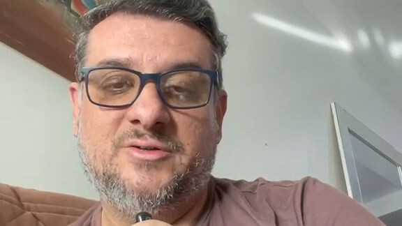 Casais que lutam um pelo outro.