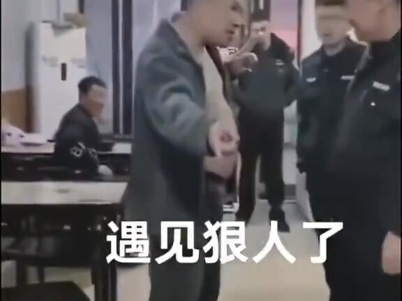 Trại giam mất điện, nhưng dùi cui điện đã sạc đầy.