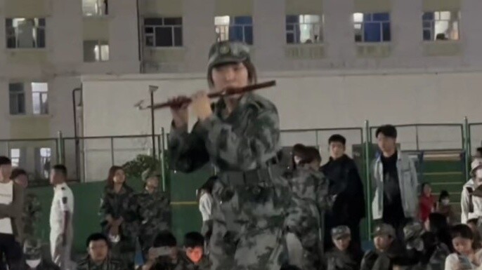 This is the pride of contemporary college students. During the military training, the girl played a 