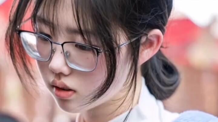 Cảm giác độc đáo của cô gái đeo kính