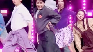 ลี่เฮยเป็นนักเต้นตัวจริงอีกครั้ง! เขาใส่รองเท้าแตะแล้วกระโดดโลดเต้น แต่กลับไม่มีรองเท้าคู่ไหนหลุดออก