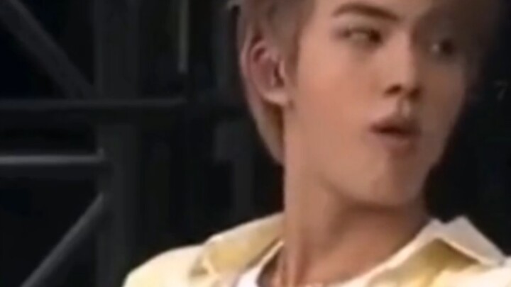 لا تظنّوا أنني، لأنني أحبُّ مداعبة أخي الأصغر عادةً، لستُ الأخ الأكبر!