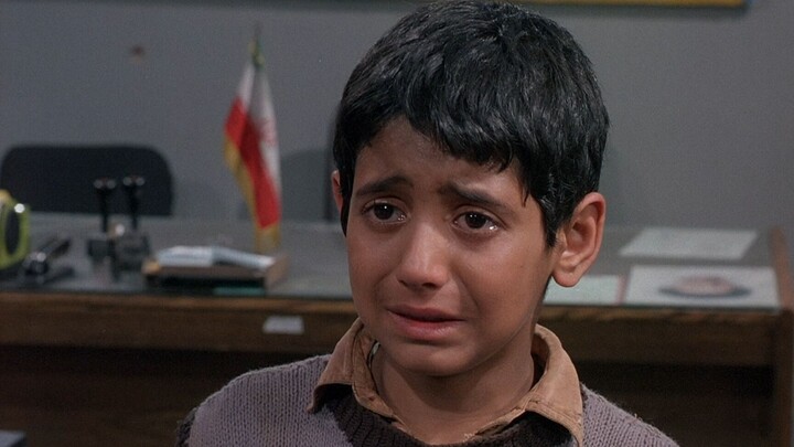 فاز الصبي بالمركز الأول عن طريق الخطأ في سباق الجري، فغطى وجهه باكيًا حزينًا لأنه كان يرغب في الحصول