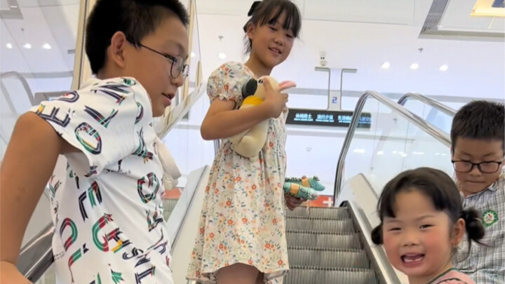 女孩子嘛，生气了那就哄一哄呀～