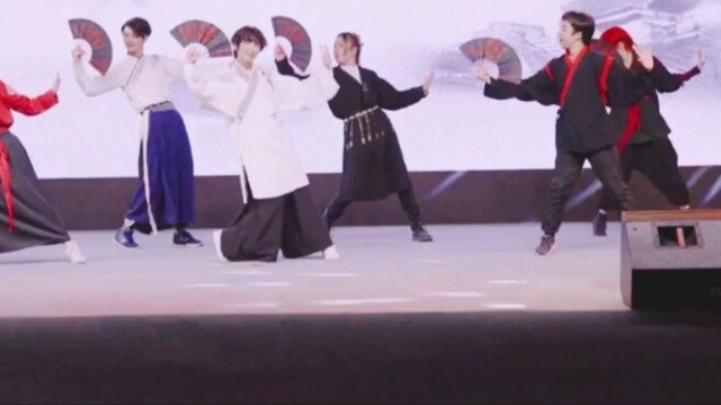 [Qianzhan] Seven men in Hanfu dance on the stage! Draw a sword to cut the water, the water will flow