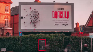Iklan luar ruangan terbaik: Saat malam tiba, vampir muncul...