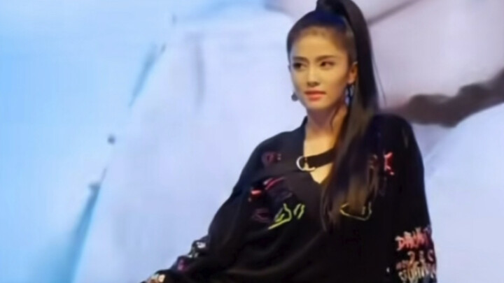 Who would dare to watch? Thunder’s outfits, Thunder’s hairstyle, Thunder’s dance moves—no wonder Bai