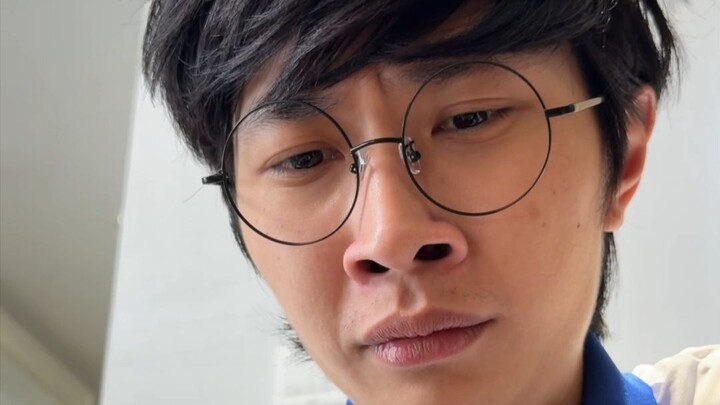 Ngứa cổ họng thì làm sao mà nhịn được đây