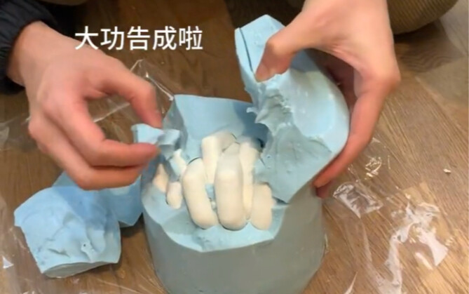 Pegangan tangan terus kayak model tangan—ayok bikin sesuatu bareng pas malam tahun baru!