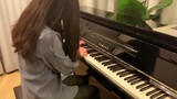 Seorang gadis memainkan "Attention" versi piano pria