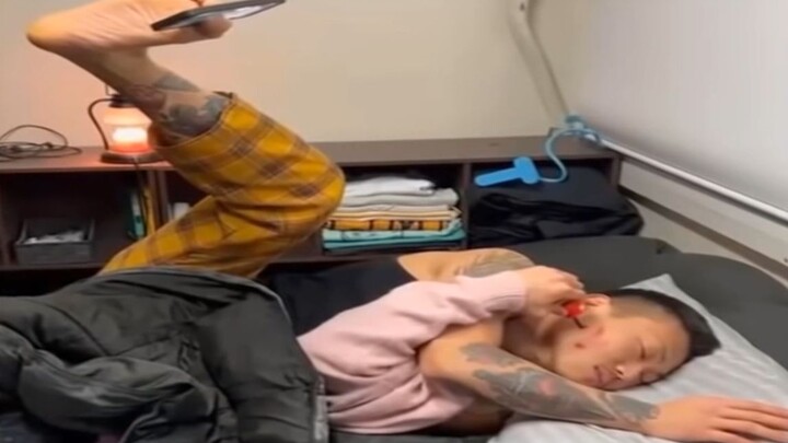 【Hành vi khó hiểu của con người】106: Làm sao để bạn độc thân chụp được ảnh cặp đôi?