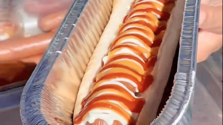Bánh mì hot dog ở quầy hàng đường phố Mỹ