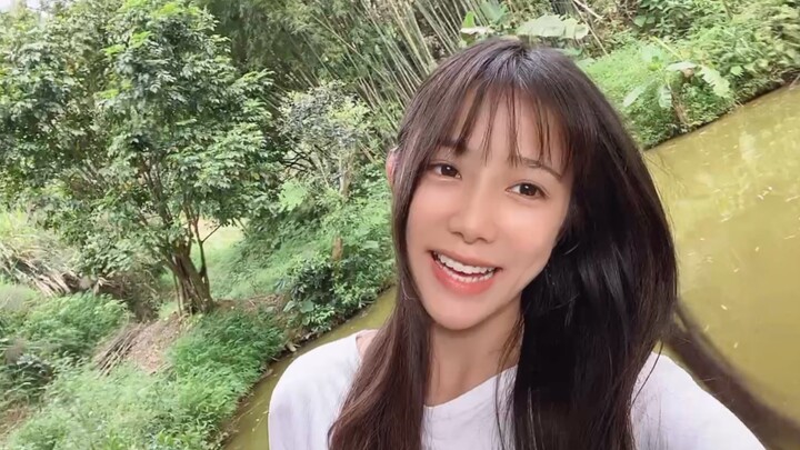 Phew, I didn’t fall into the fish pond—I can’t even swim, hahaha!