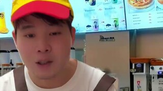 Ketika pelanggan pahlawan super juga bertemu dengan petugas toko pahlawan super