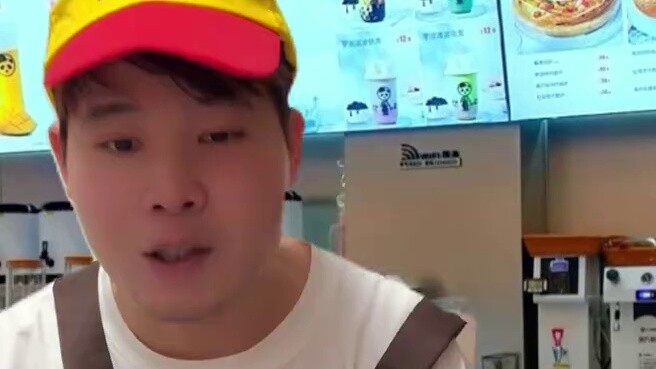 Ketika pelanggan pahlawan super juga bertemu dengan petugas toko pahlawan super