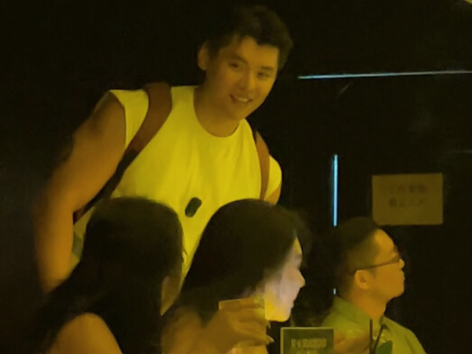 رجل عضلات يعمل بدوام جزئي كسائق توصيل.. هذا ما لم أكن لأتوقعه أبدًا!