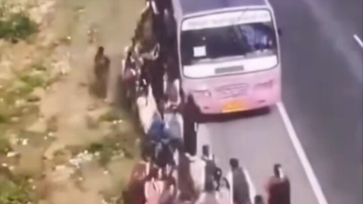 คนเยอะขนาดนี้ ข้างบนหัวคนขับต้องมีคนยืนได้สองคนเลยนะ