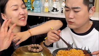 #巧克力 在彬彬面前吃“手链”，看看他的反应