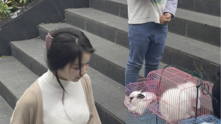 Con khóc nửa tiếng mà mẹ vẫn không mua cho.