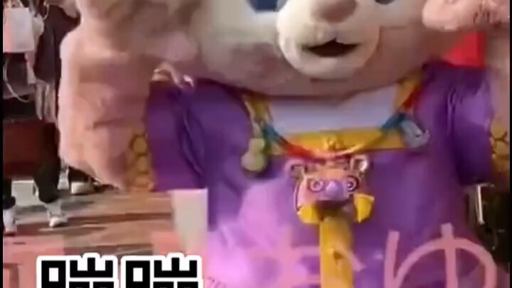 [Lina Bell] How could the Chicka Chika dance be complete without our beat-matching queen, Lina Bell?