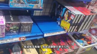 Trong Kamen Rider Special Shots của Akihabara, một cửa hàng thời trung cổ, nhân viên bán hàng người 