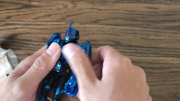 I bought a genuine Blizzard robot doll for 120 yuan, it's really good to play with [Kamen Rider]