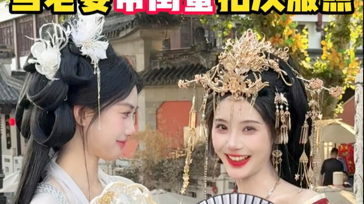 Seperti apa rasanya foto bareng istri dan sahabatnya?