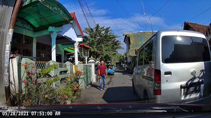 KELAKUAN ORANG PUNYA MOBIL PARKIR SEMBARANGAN NUTUPIN JALAN SEMPIT