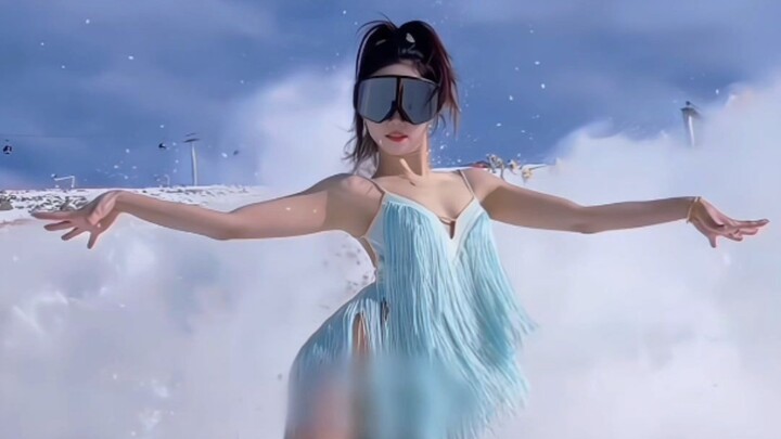 Benar-benar hebat, tidak kedinginan ya? Gadis penari Latin.