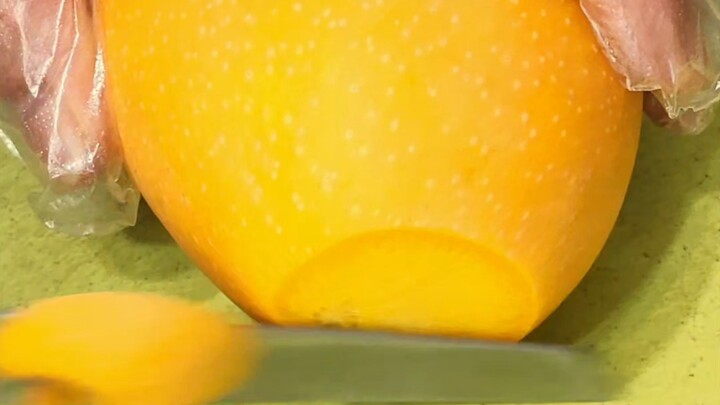 Quán trái cây cắt xoài siêu nhanh như thế nào?