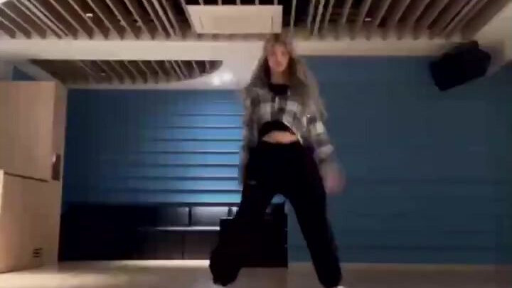 Never be late on the road to pampering fans 201016 ITZY main dancer Huang Lizhi YEJI's first dance l