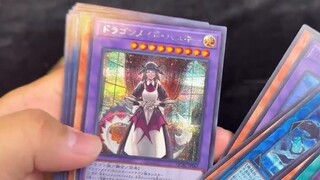 Người chơi Pokémon và Yu-Gi-Oh! đều nghĩ hộp quà hàng năm của mình hơn hẳn hộp quà của người kia!?!