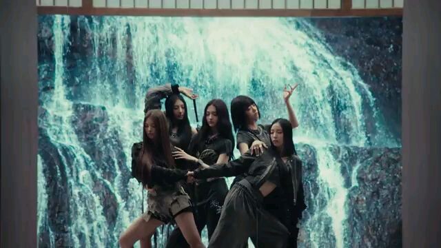 Meovv "Hands Up" M/V