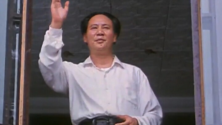 “Little comrade, Grandpa’s tired—can I borrow this spot to rest for a bit? That over there is Grandp