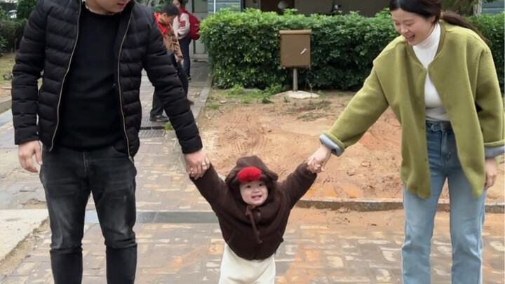 Mom and dad run in opposite directions, what will the baby choose?