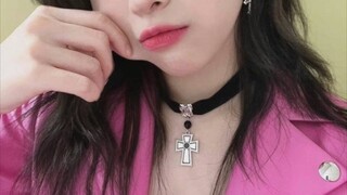 摔倒后直接手撑地起立，临场反应很强的女爱豆