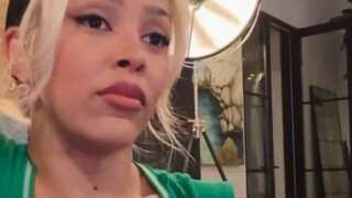 แมวถั่วลันเตาแสดง "แกล้งทำเป็นว่าสามีคือสมุดโทรศัพท์"