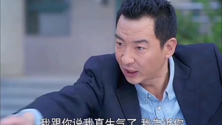 الوالدان مشغولان بالعمل ولا يهتمان بابنهما، لكن الابن قاد السيارة بلا رخصة على الطريق السريع ووقع في