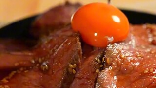 独特的牛腿肉做法 用芥末腌制 最后撒上辣酱非常完美