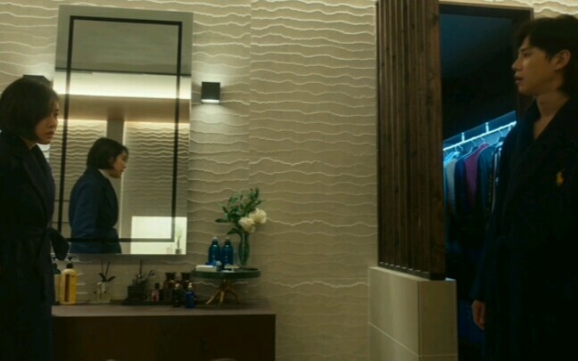 It feels like in the whole series, only the flight attendant genuinely wants a serious relationship!