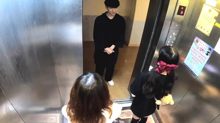 电梯里恶搞路人妹子，妹子被吓坏了