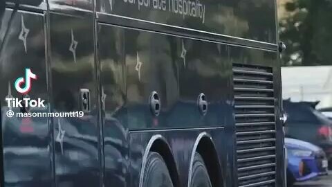 Messi cutely hides behind the truck!><
