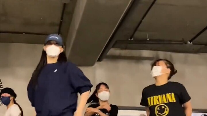 Come on, a hiphop version of Pink Venom, catch the last train hhh black pink