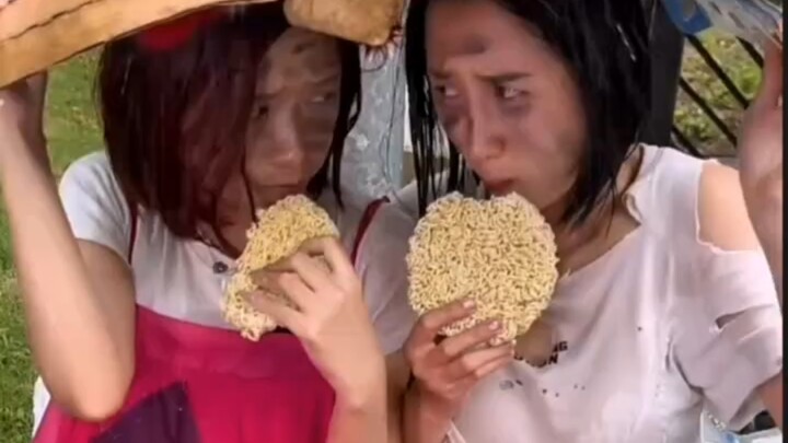 These two young ladies are really too pitiful.