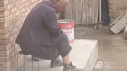 Người già không biết dùng điện thoại, cứ ngồi cả buổi chiều; họ đang nghĩ gì nhỉ?